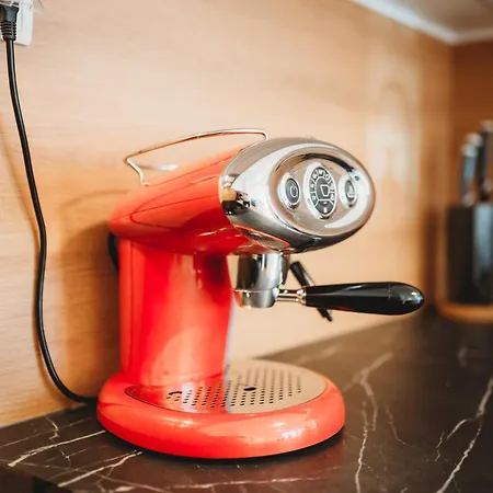 Peaceful Little Retreat, Spacious Free Garage Park *