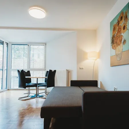 Peaceful Little Retreat, Spacious Free Garage Park Apartment *
