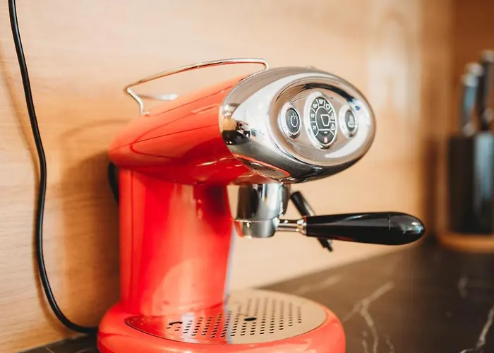 Peaceful Little Retreat, Spacious Free Garage Park *