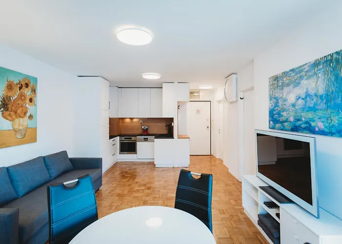 Peaceful Little Retreat, Spacious Free Garage Park *