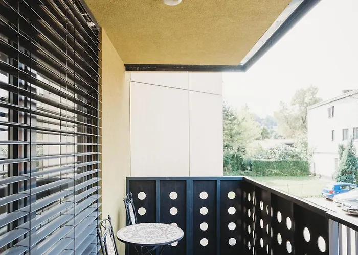 Peaceful Little Retreat, Spacious Free Garage Park